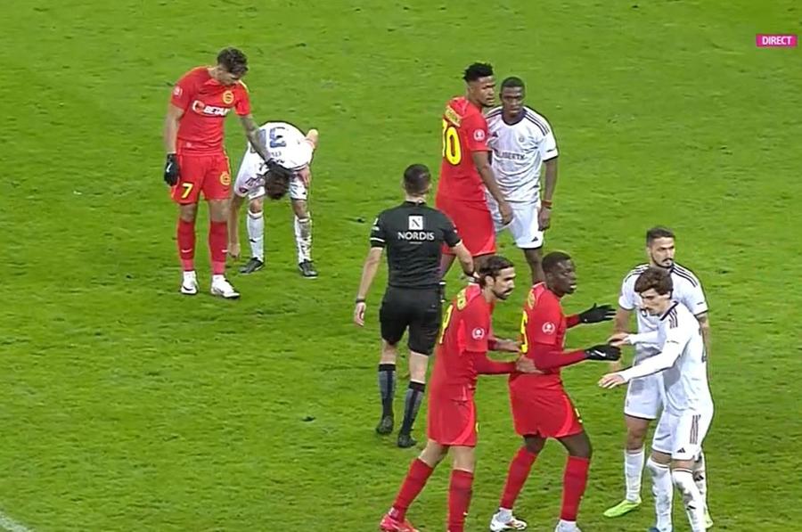 Coman, în plan îndepărtat, l-a lovit ușor pe Cisotti Gest prostesc în urma căruia Florinel Coman putea rata derby-ul cu CFR Cluj » A evitat șmecherește suspendarea, la ultima fază