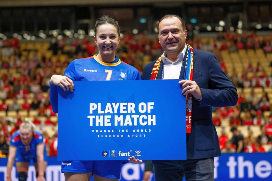 Eliza Buceschi a fost desemnată cea mai bună jucătoare a meciului // foto: Facebook @ FRH - Federația Română de Handbal România - Serbia 37-28 » Calificare en-fanfare în grupa principală la Mondial! Urmează duelul de foc cu Danemarca