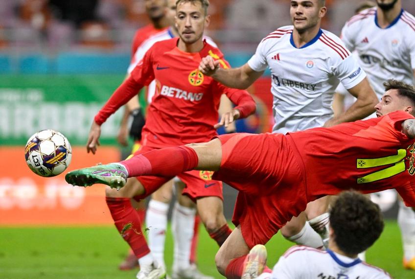 Mihai Lixandru, în plan îndepărtat, a fost schimbat la pauza meciului FCSB - Oțelul // foto: Raed Krishan