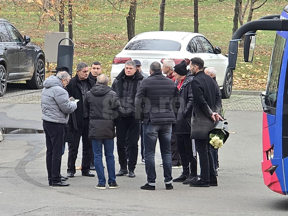 Imagini de la Arena Națională, unde este depus sicriul cu trupul neînsuflețit al lui Helmut Duckadam