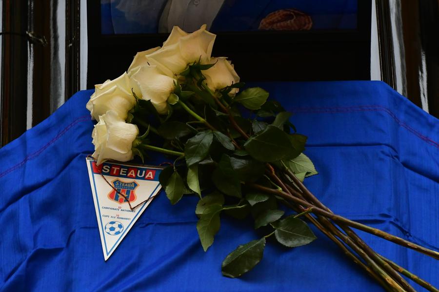 Fanionul depus de Miodrag Belodedici la sicriul lui Duckadam/ Foto: Cristi Preda Gest special al lui Miodrag Belodedici lângă sicriul lui Helmut Duckadam, fostul lui coechipier