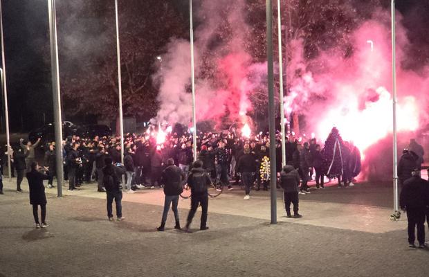 Peluza Nord FCSB, show pirotehnic, scandări și un mesaj pentru regretatul Helmut Duckadam