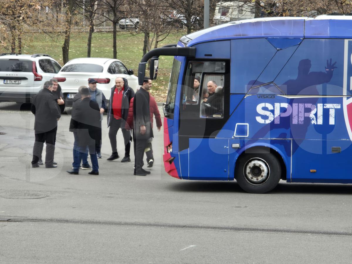 Imagini de la Arena Națională, unde este depus sicriul cu trupul neînsuflețit al lui Helmut Duckadam