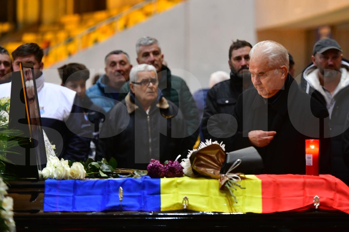 Imagini de impact de la Arena Națională. Lăcătuș și Anghel Iordănescu, răvășiți lângă sicriul lui Duckadam