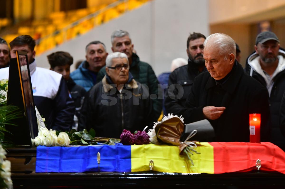 Imagini de impact de la Arena Națională. Lăcătuș și Anghel Iordănescu, răvășiți lângă sicriul lui Duckadam