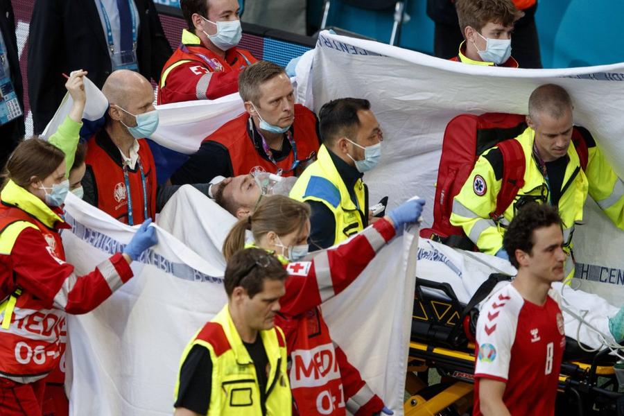 Danezul Christian Eriksen a suferit un stop cardiac pe teren la Euro 2020, în timpul meciului cu Finlanda / Foto: Imago Când 13 salvează viața!
