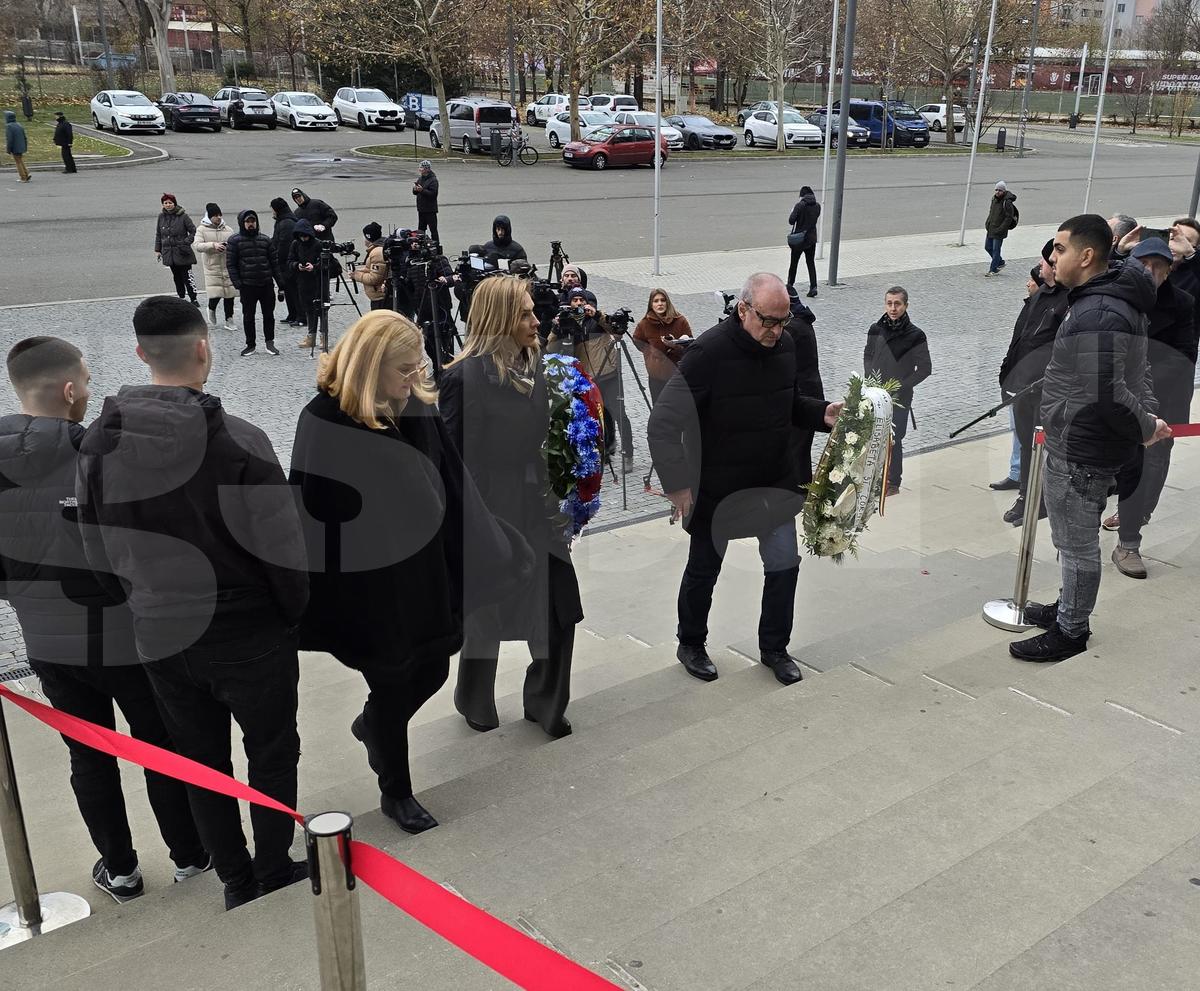 Imagini de la Arena Națională, unde este depus sicriul cu trupul neînsuflețit al lui Helmut Duckadam
