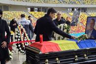 Gest special al lui Miodrag Belodedici lângă sicriul lui Helmut Duckadam, fostul lui coechipier