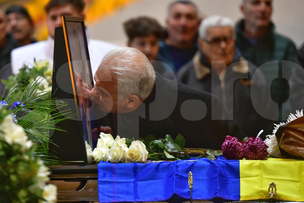 Fanii i-au adus un ultim omagiu lui Helmut Duckadam pe Arena Națională » Toate imaginile de la catafalcul „Eroului de la Sevilla”
