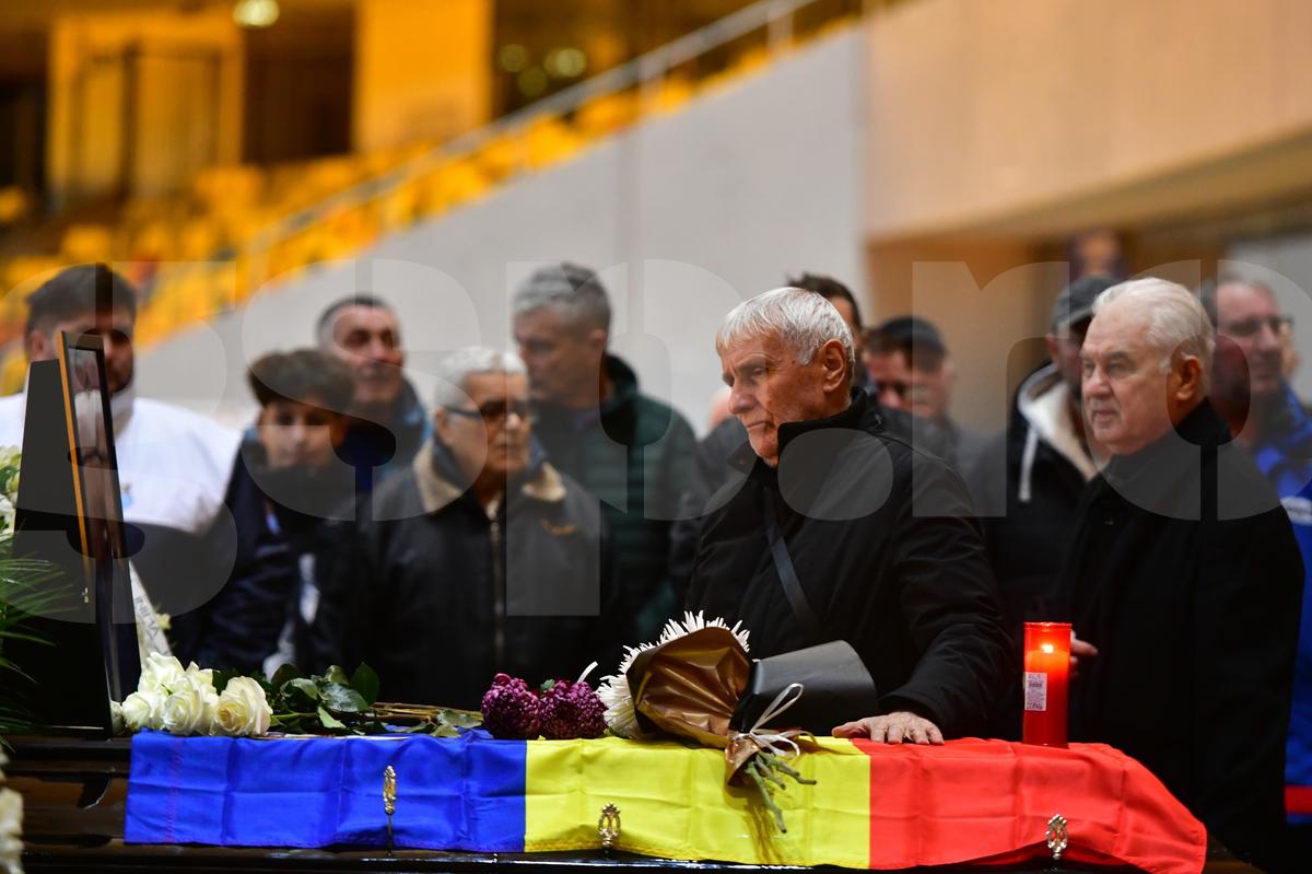 Imagini de impact de la Arena Națională. Lăcătuș și Anghel Iordănescu, răvășiți lângă sicriul lui Duckadam