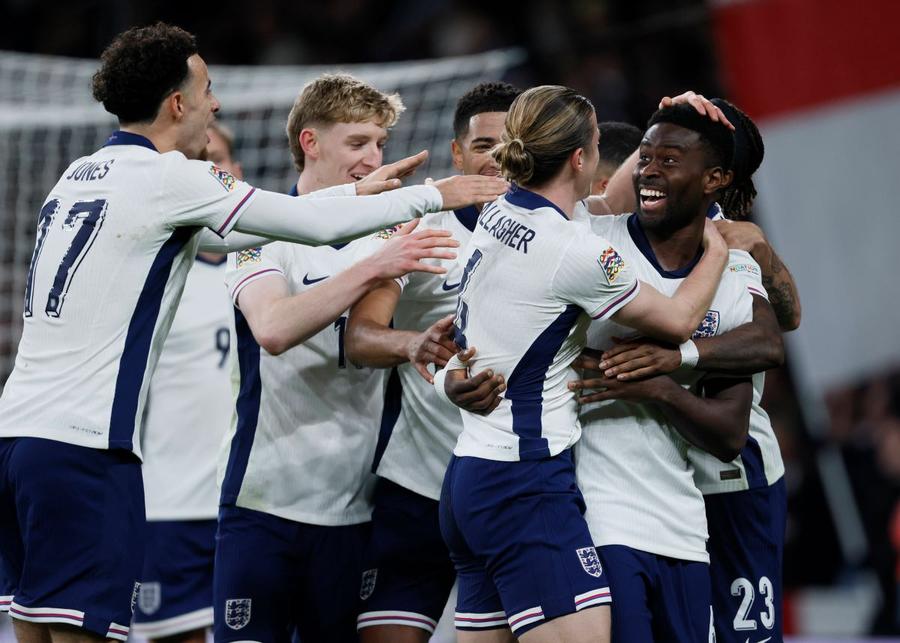 Marc Guehi, 22 de selecții în naționala Angliei, sărbătorește cu colegii un gol marcat în meciul cu Irlanda din Nations League / Foto: Imago Riscă sancțiuni din partea federației pentru un mesaj religios! Ce și-a scris un căpitan din Premier League pe banderola LGBTQ+