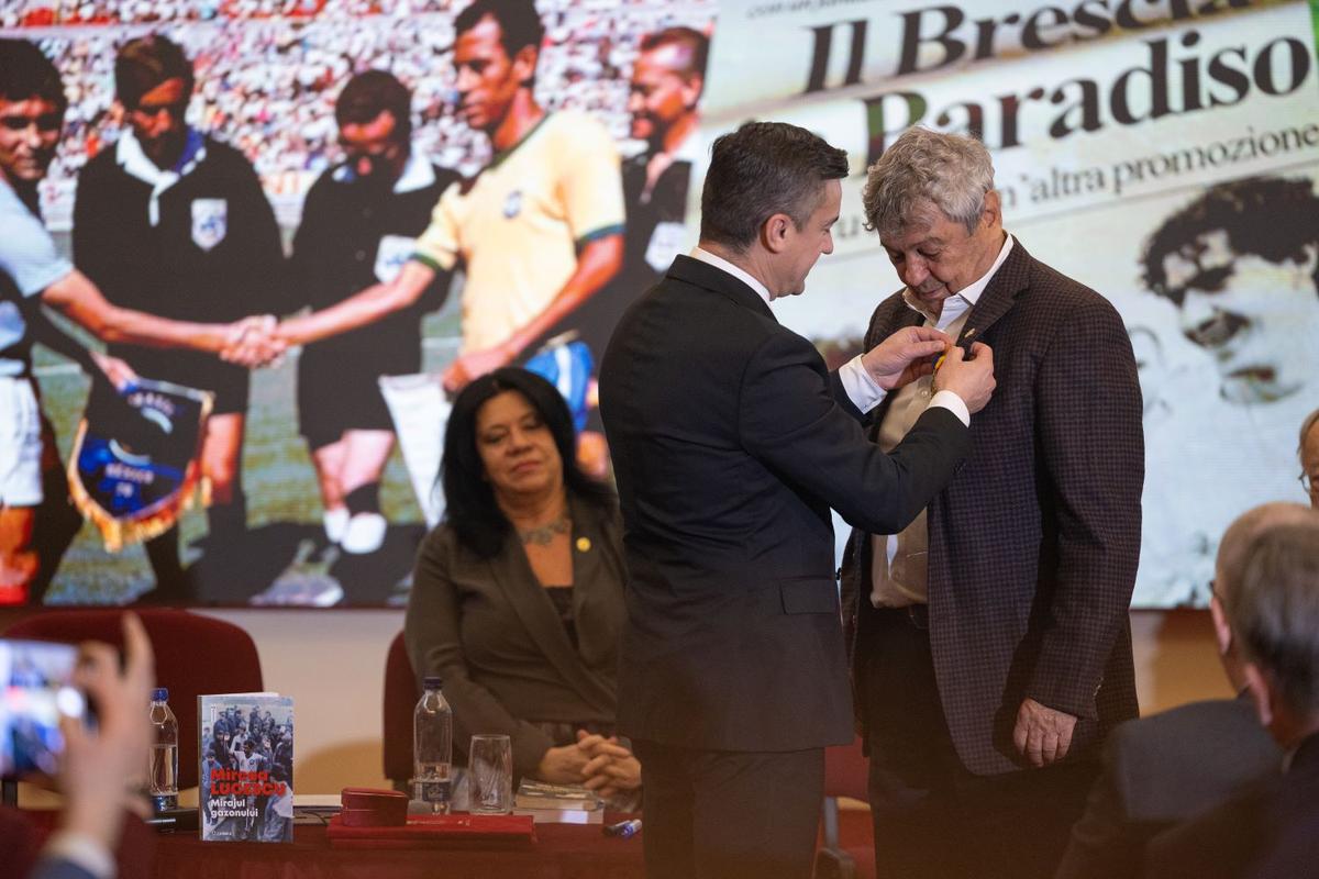 Mircea Lucescu, aclamat la Primăria Iași! Urmează București în această după-amiază » Selecționerul și-a lansat cartea: „Sunt lucruri importante acolo, sper să-i ajute pe antrenori”