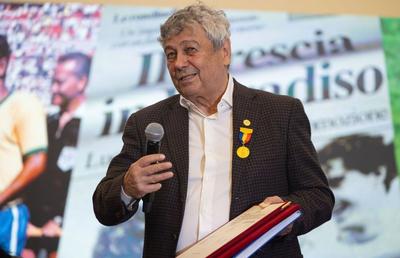 Mircea Lucescu, aclamat la Primăria Iași! Urmează București în această după-amiază » Selecționerul și-a lansat cartea: „Sunt lucruri importante acolo, sper să-i ajute pe antrenori”