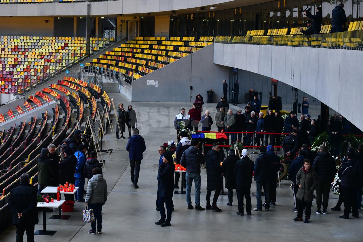 Imagini de la Arena Națională, unde este depus sicriul cu trupul neînsuflețit al lui Helmut Duckadam