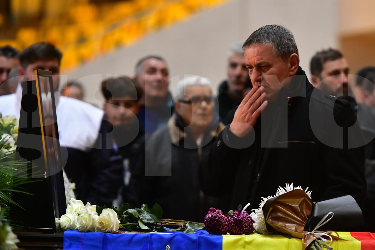 Imagini de impact de la Arena Națională. Lăcătuș și Anghel Iordănescu, răvășiți lângă sicriul lui Duckadam