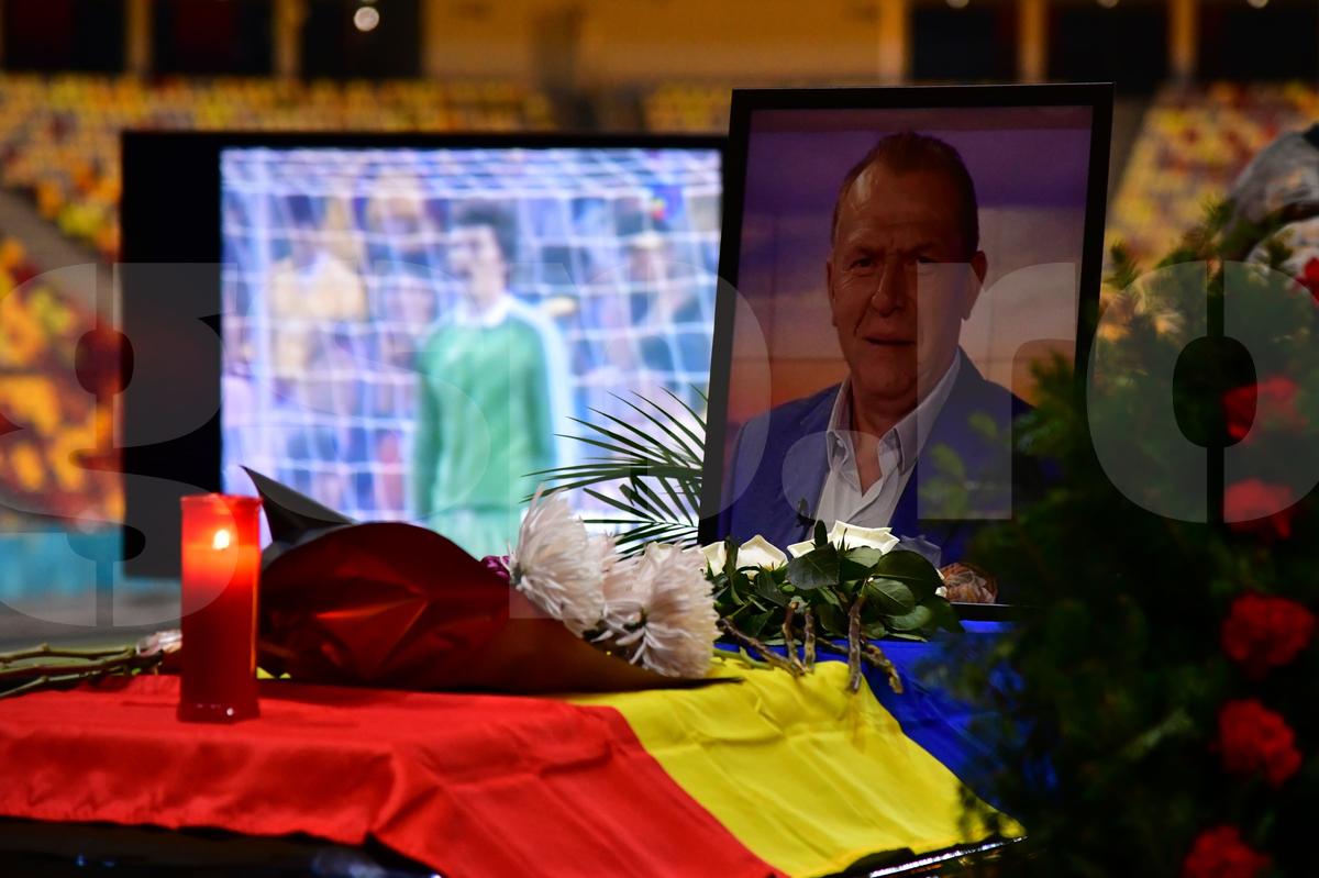 Fanii i-au adus un ultim omagiu lui Helmut Duckadam pe Arena Națională » Toate imaginile de la catafalcul „Eroului de la Sevilla”