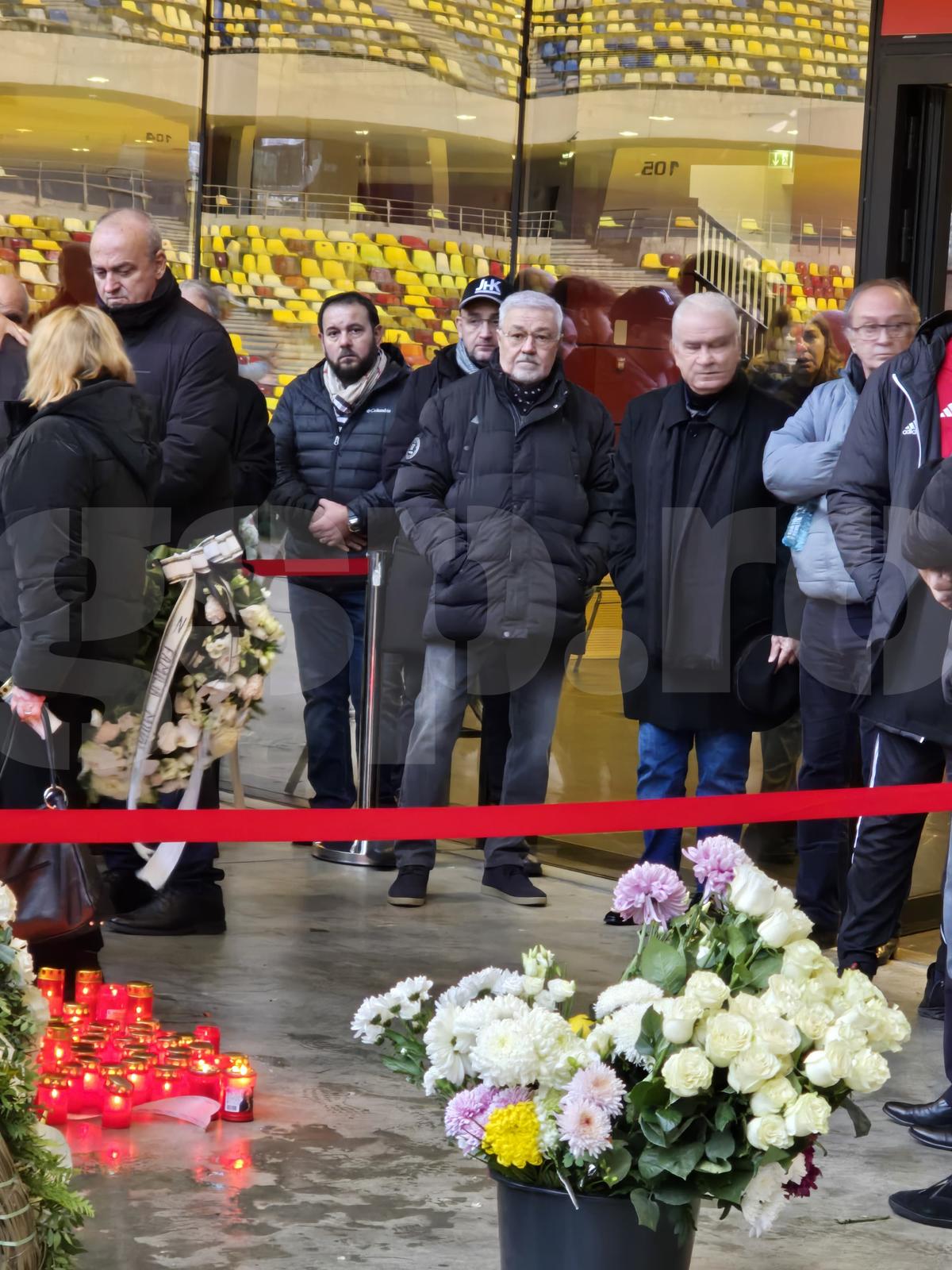 Imagini de la Arena Națională, unde este depus sicriul cu trupul neînsuflețit al lui Helmut Duckadam