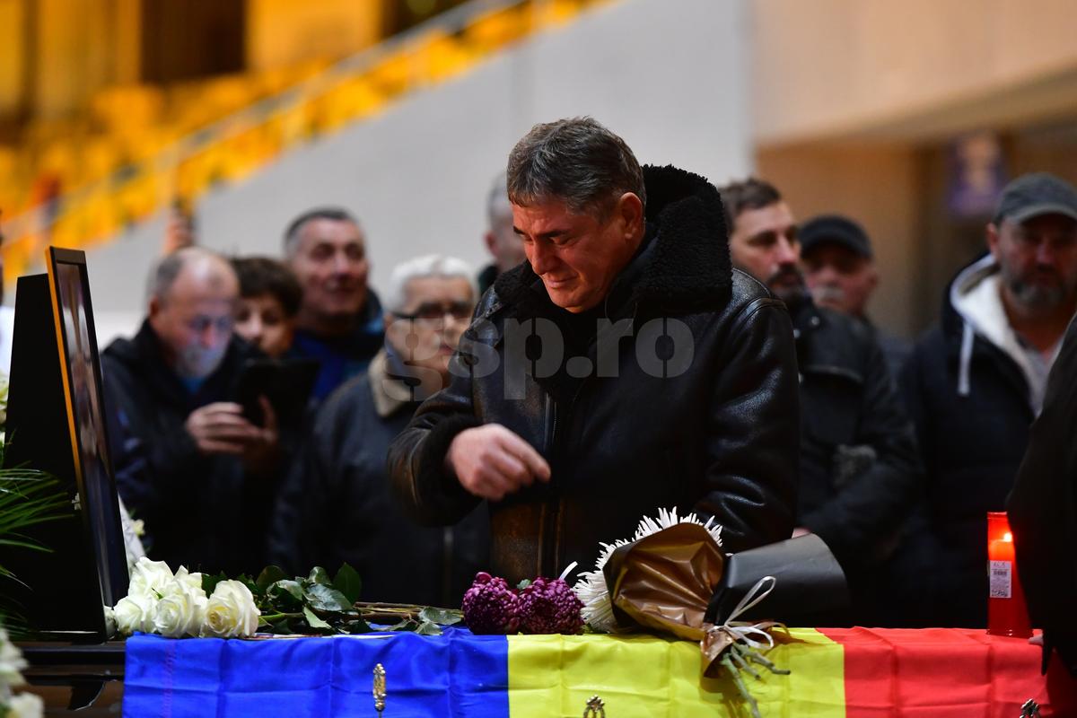 Imagini de impact de la Arena Națională. Lăcătuș și Anghel Iordănescu, răvășiți lângă sicriul lui Duckadam