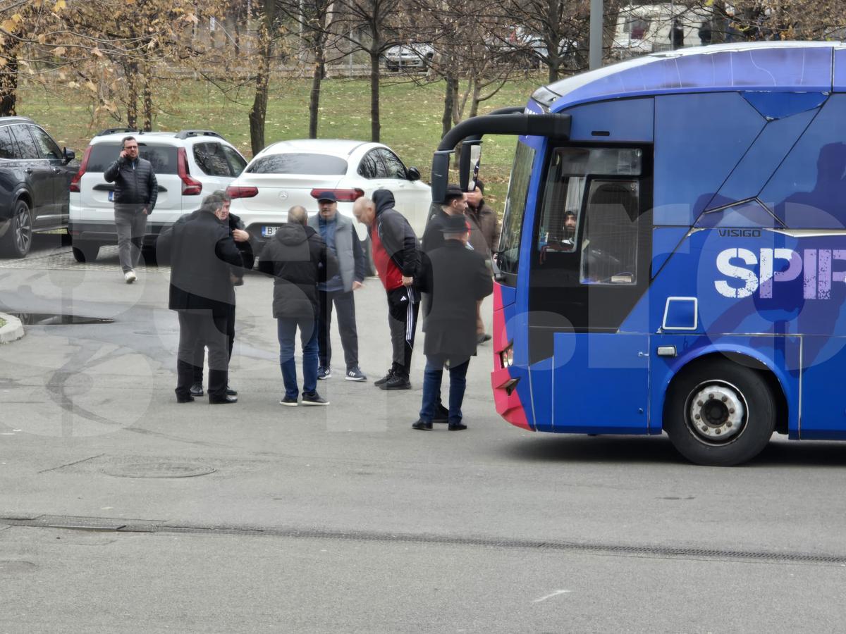 Imagini de la Arena Națională, unde este depus sicriul cu trupul neînsuflețit al lui Helmut Duckadam