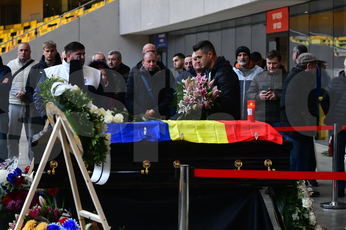 Imagini de la Arena Națională, unde este depus sicriul cu trupul neînsuflețit al lui Helmut Duckadam