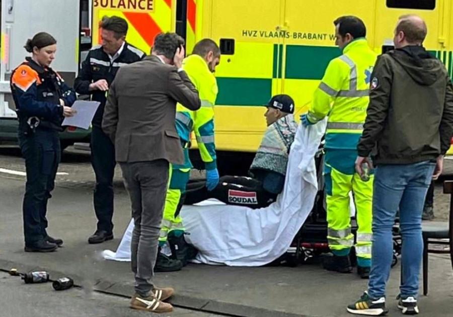 Remco Evenepoel după accident Foto: X/Nieuwsblad Remco Evenepoel, dublu campion olimpic la Paris, a fost operat după ciocnirea dură cu ușa unui vehicul de poștă: „Revenirea începe acum”