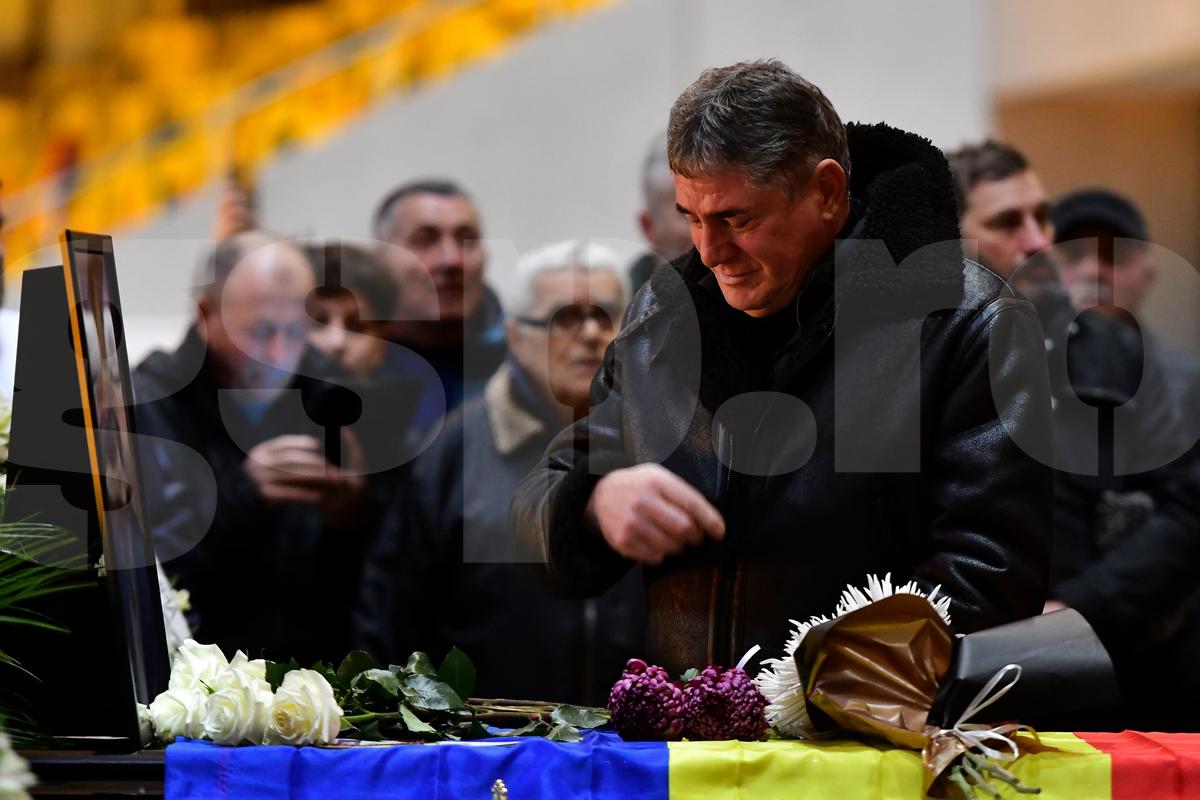 Imagini de impact de la Arena Națională. Lăcătuș și Anghel Iordănescu, răvășiți lângă sicriul lui Duckadam