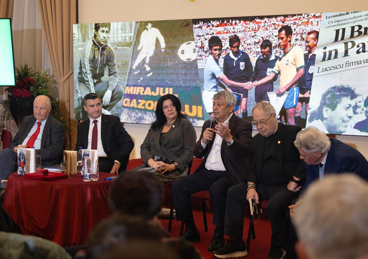 Mircea Lucescu, aclamat la Primăria Iași! Urmează București în această după-amiază » Selecționerul și-a lansat cartea: „Sunt lucruri importante acolo, sper să-i ajute pe antrenori”