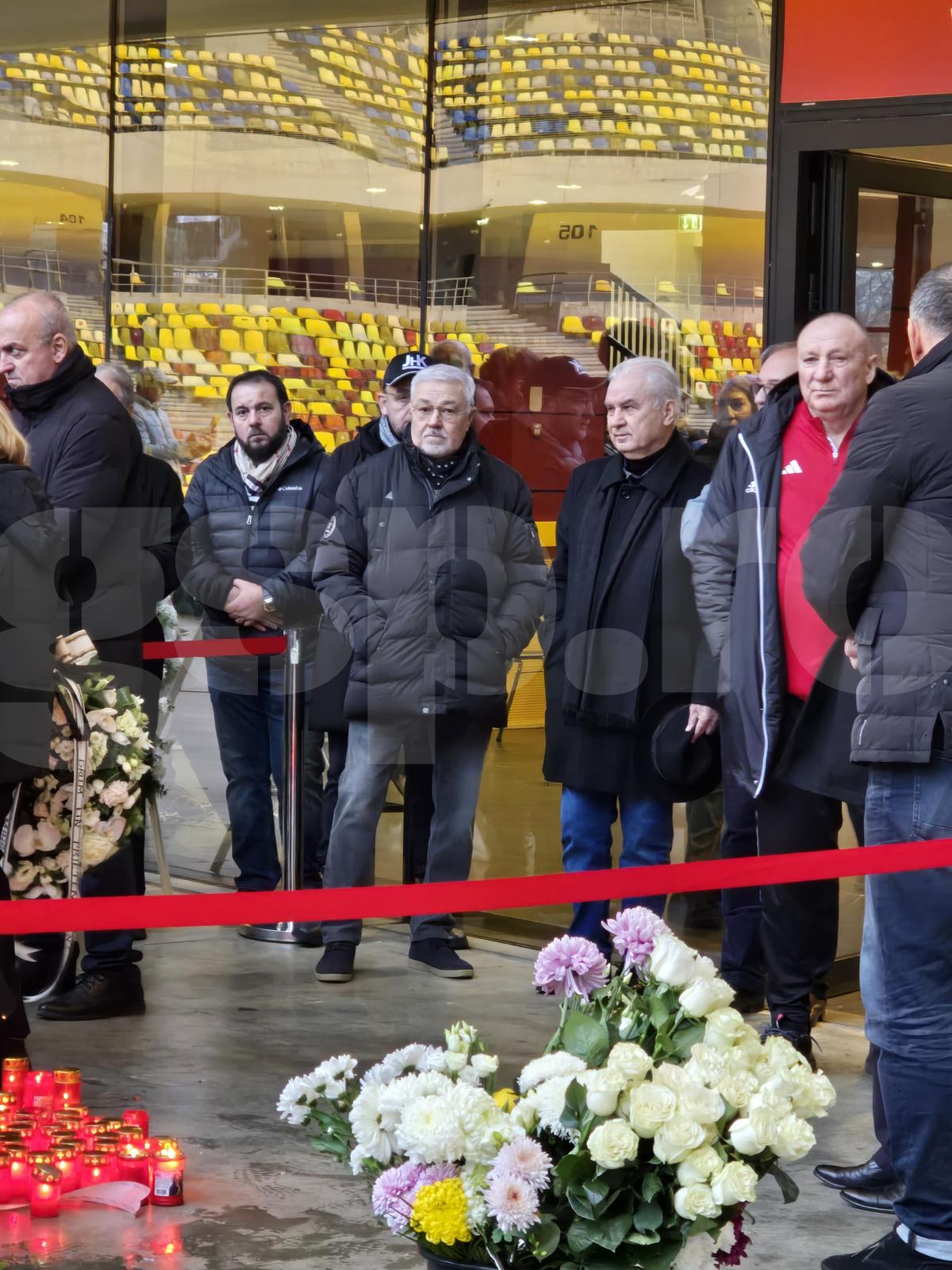 Imagini de la Arena Națională, unde este depus sicriul cu trupul neînsuflețit al lui Helmut Duckadam