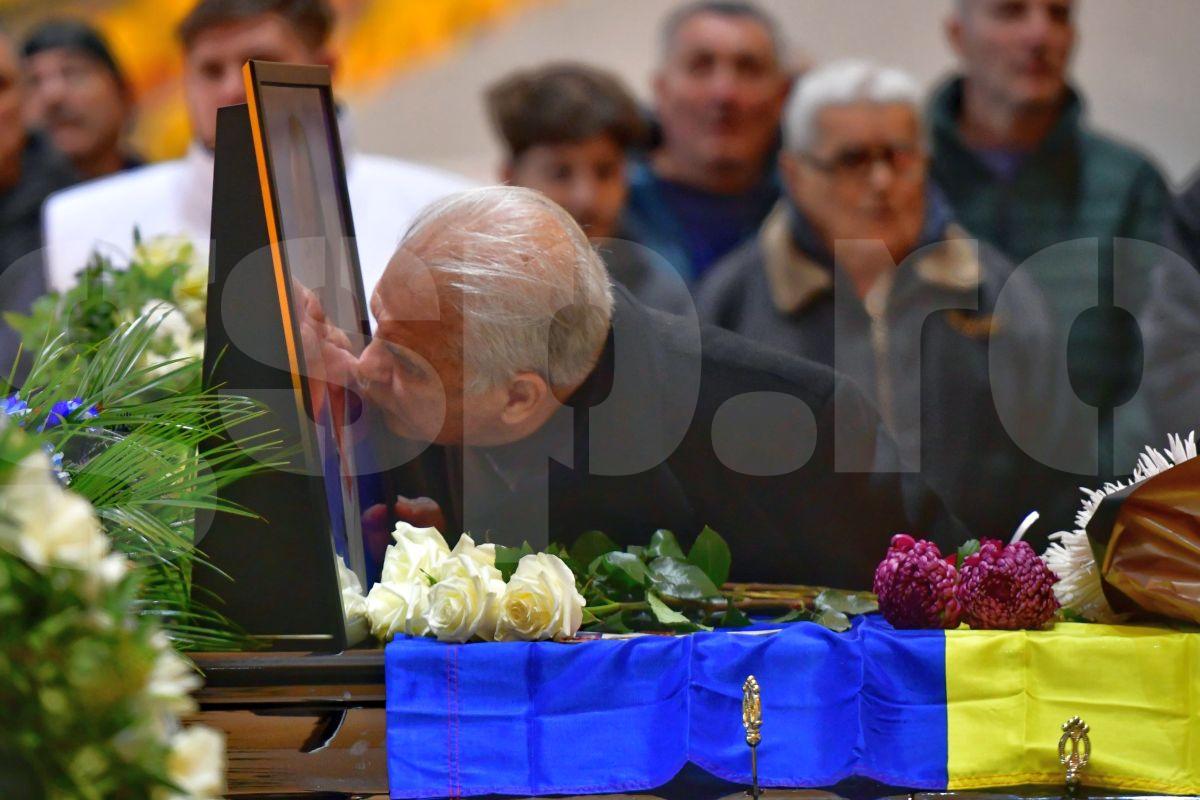 Fanii i-au adus un ultim omagiu lui Helmut Duckadam pe Arena Națională » Toate imaginile de la catafalcul „Eroului de la Sevilla”