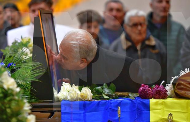 Fanii i-au adus un ultim omagiu lui Helmut Duckadam pe Arena Națională » Toate imaginile de la catafalcul „Eroului de la Sevilla”