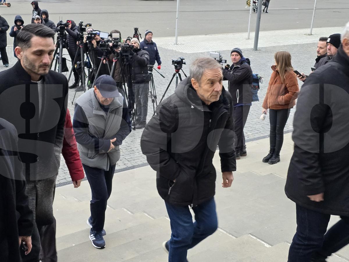 Imagini de la Arena Națională, unde este depus sicriul cu trupul neînsuflețit al lui Helmut Duckadam