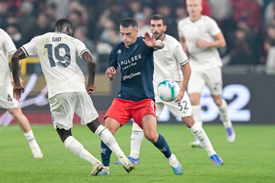 Nicolae Stanciu prinde puțin minute în tricoul lui Genoa // FOTO: Imago Imgaes Stanciu, elogii pentru Chivu înainte de duelul românilor din Serie A, Genoa – Inter: „M-aș bucura să ia titlul!” + Tachinări din partea lui Raț: „Mă supăr!”