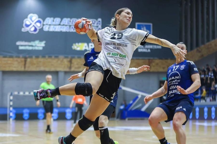 Denisa Vâlcan, într-una dintre aparițiile sale în echipa Zalăului / Sursă foto: Facebook@ Handbal Feminin Acuzații SEISMICE împotriva lui Gheorghe Tadici: „S-a răzbunat că nu i-au ieșit pariurile! Știe toată țara că pariază!” » Retrasă definitiv la doar 25 de ani: „Era terminată psihic de Tadici, plângea non-stop!”