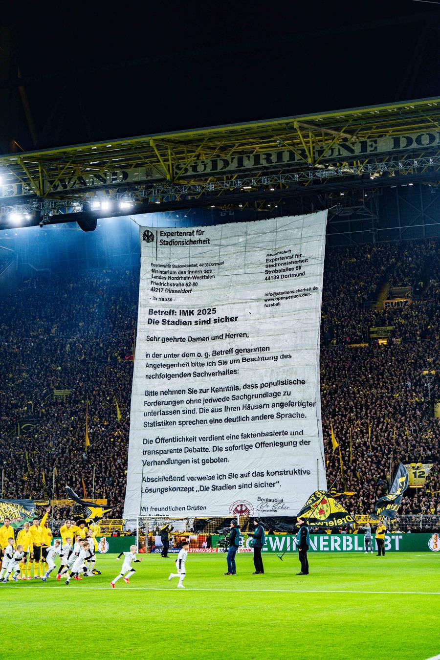 Scenografia realizată de fanii Borusiei Dortmund / Imago Images Scenografie unică: scrisoarea ministrului de interne, transpusă pe o pânză uriașă