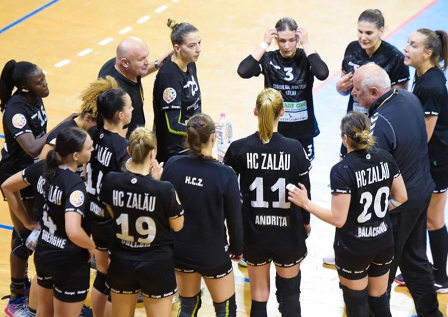 Denisa Vâlcan, numărul 19, într-un time-out solicitat de Tadici / Sursă foto: Facebook@ HC Zalău Acuzații SEISMICE împotriva lui Gheorghe Tadici: „S-a răzbunat că nu i-au ieșit pariurile! Știe toată țara că pariază!” » Retrasă definitiv la doar 25 de ani: „Era terminată psihic de Tadici, plângea non-stop!”