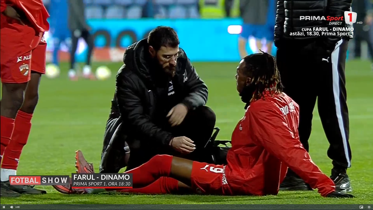 Mamadou Karamoko s-a accidentat la încălzire înainte de Farul - Dinamo // FOTO: captură Prima Sport