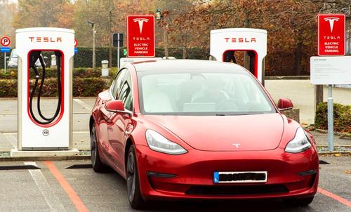 Tesla, gigantul auto condus de Elon Musk, a raportat vânzări de d 499,550 de unități în 2020, cu doar 450 de mașini sub ținta de 500.000! foto: Imago
