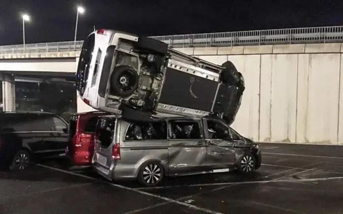 FOTO Un angajat concediat de Mercedes-Benz a făcut praf 69 de mașini de lux ale firmei