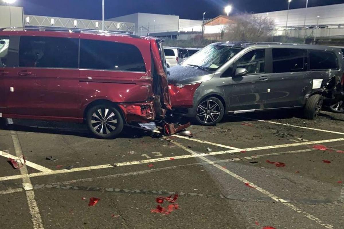 FOTO Un angajat concediat de Mercedes-Benz a făcut praf 69 de mașini de lux ale firmei