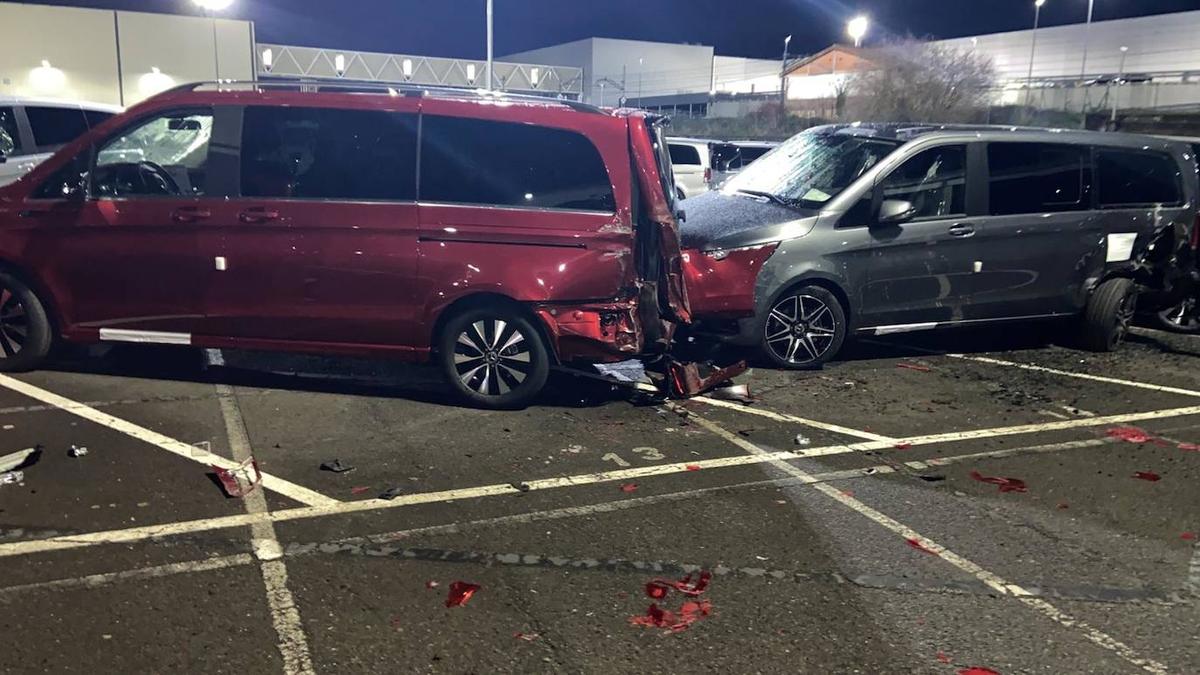 VIDEO&FOTO Un angajat concediat de Mercedes-Benz a făcut praf 69 de mașini de lux ale firmei. Paguba e imensă