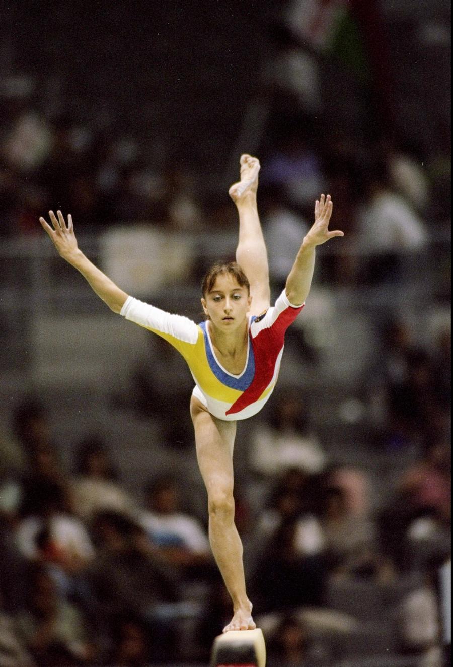 Gina Gogean la Campionatele Mondiale de la Sabae din 1995, acolo unde a cucerit trei medalii FOTO Guliver/GettyImages EXCLUSIV Interviu cu fosta mare gimnastă Gina Gogean, acum antrenoare la lotul de juniori: „Putem să avem din nou un viitor în gimnastica mondială”