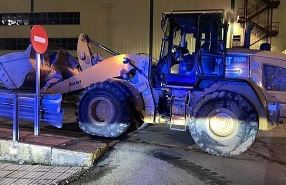 VIDEO&FOTO Un angajat concediat de Mercedes-Benz a făcut praf 69 de mașini de lux ale firmei. Paguba e imensă