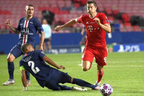Robert Lewandowski (roșu) a fost desemnat „cel mai bun fotbalist al anului” la gala FIFA // foto: Guliver/gettyimages