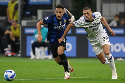 Demiral (dreapta), în duel cu Lautaro Martinez. Foto: Imago