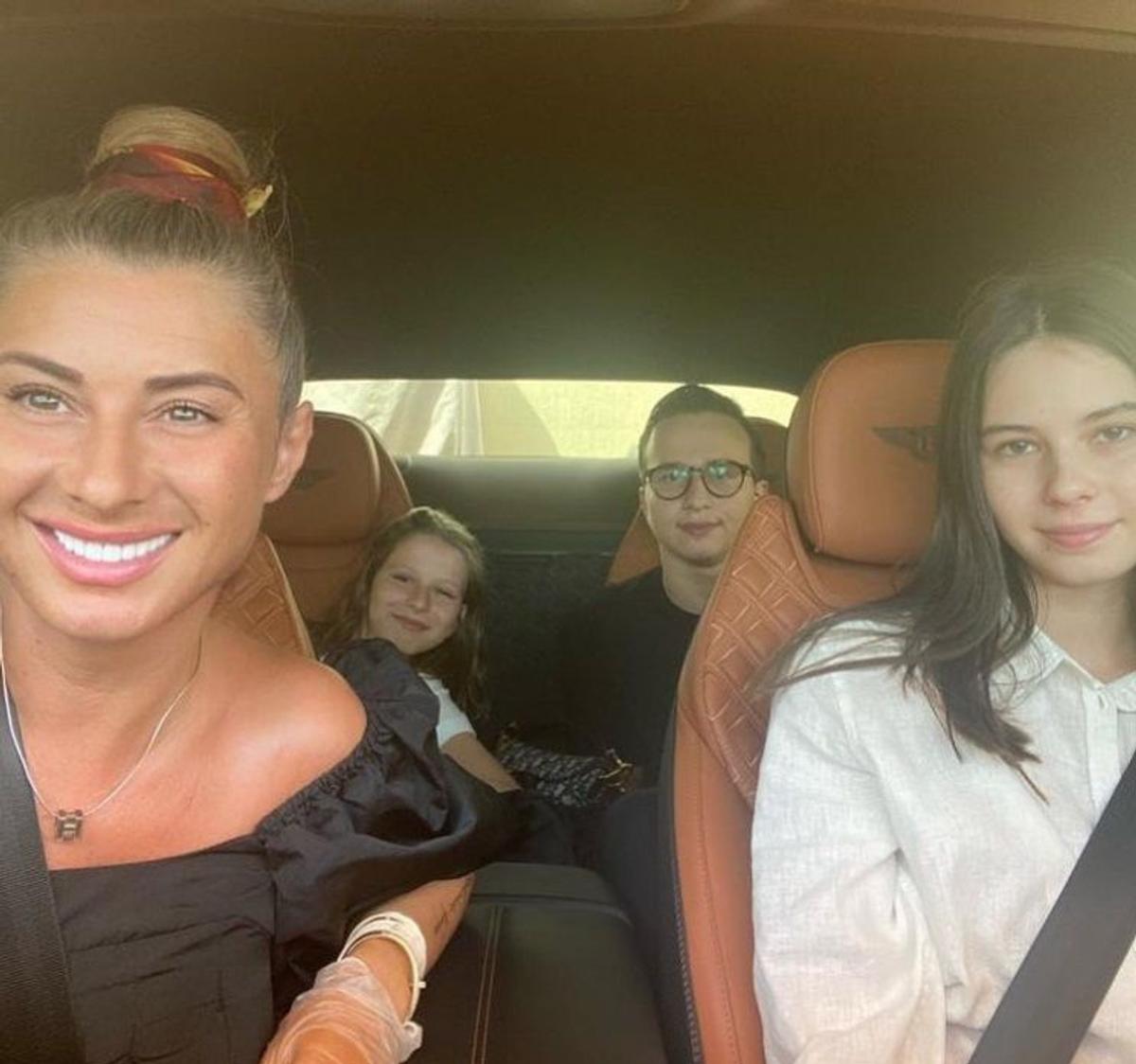 Apariție rară » Rebecca, fiica cea mare a Anamariei Prodan: „Sunt diferită de mama și Sarah. Eu sunt mai ascunsă”