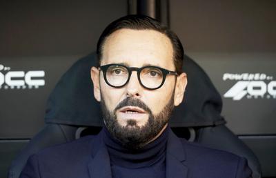 Antrenorul Valenciei atacă Barcelona: „Au datorii de 300 de milioane de euro, dar președintele lor anunță transferuri! Cum este posibil?”