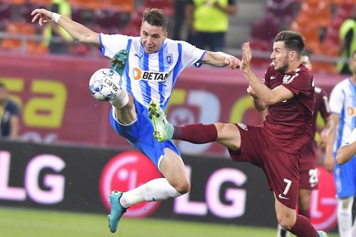 Alexandru Mateiu, în duel pentru balon cu Adrian Păun // foto: Imago Images
