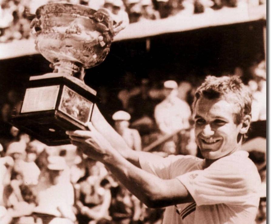 Mats Wilander cu trofeul de la Australian Open, foto: Imago TOP 5 curiozități despre Australian Open, singurul Grand Slam care s-a jucat și în altă țară! Cum s-a numit la început