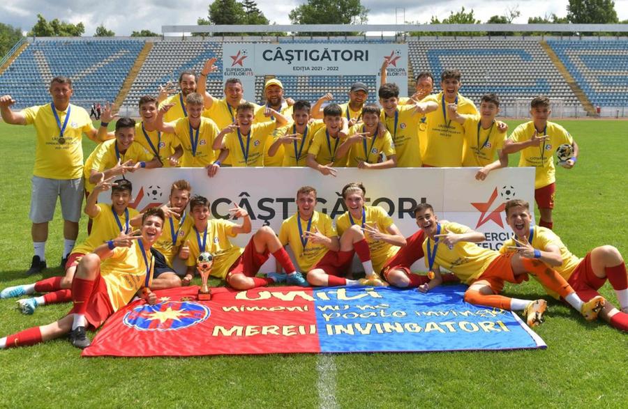 În 2022, FCSB U15 a reușit „tripla” // sursă foto: Facebook @ FCSB Academy Gigi Becali n-a glumit: chiar a început să-și distrugă investiția-record de la FCSB!