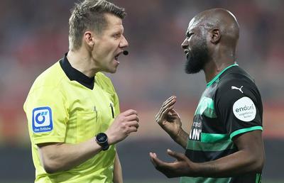 Un arbitru din Bundesliga propune 4 schimbări majore de regulament: „Faci asta? Afară 10 minute! Să dea la pedale la margine”